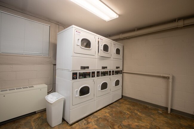 Building Photo - Lovely Studio Unit with 1 BA Condo in Wood...