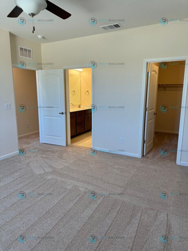 Building Photo - 3-Bedroom 2.5 Bathroom 2 car garage Condo in Carson City