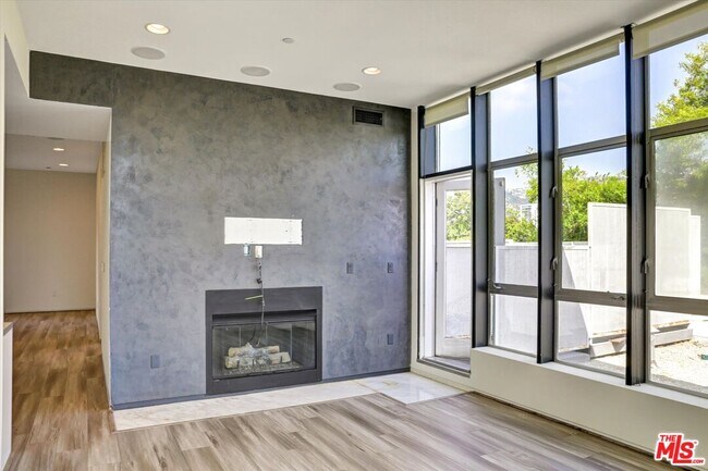 Building Photo - 825 Kings Rd