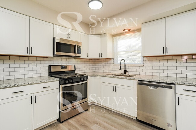 Building Photo - Prepare to fall in love with this 3 bedroo...