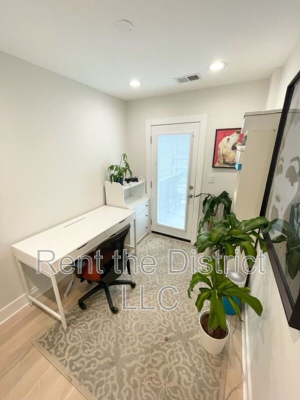 Building Photo - 1316 Staples St NE