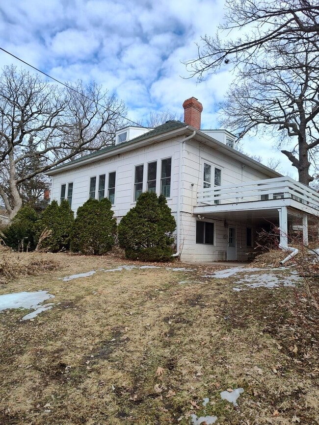 Building Photo - Lakefront property with 2 bedroom, and 1 bath.