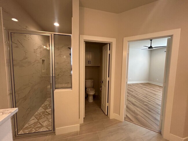 Building Photo - Amazing 3 Bedroom Midway Home