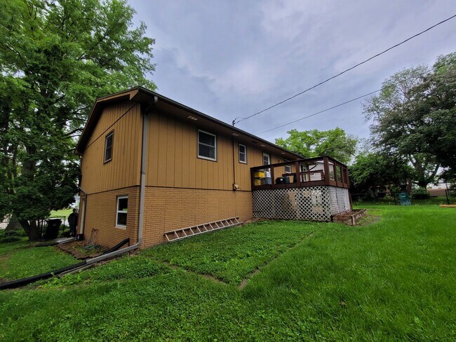 Building Photo - Coralville 4 bedroom 2.5 bath, 2 stall attached garage, fenced yard!