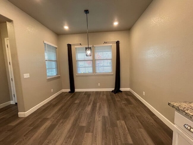 Building Photo - Stunning 3 Bedroom Home in Roseville near Rex Fortune Elementary and John Byouk Park!
