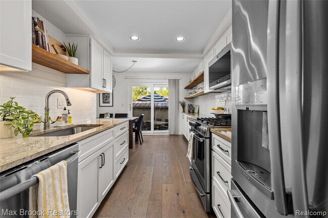 Building Photo - 704 Oakbrook Ridge Dr