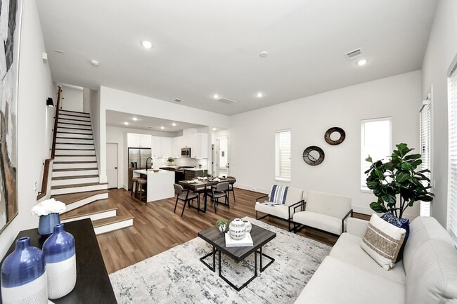 Building Photo - 879 Rachel St