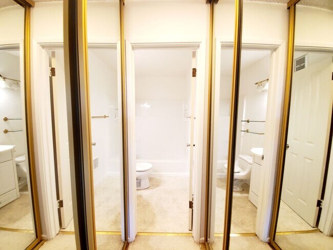 Building Photo - Top floor studio with large patio & greenb...