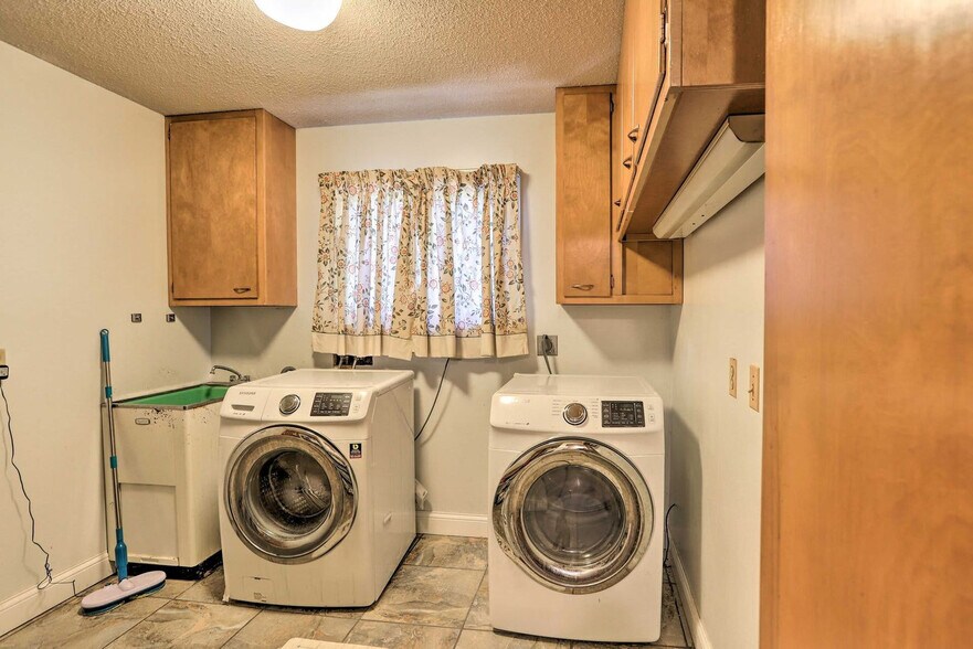 Building Photo - 1960 Pinelawn Dr