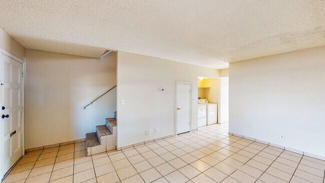 Building Photo - 2 BEDROOM 1 1/2 BATH TOWN HOME