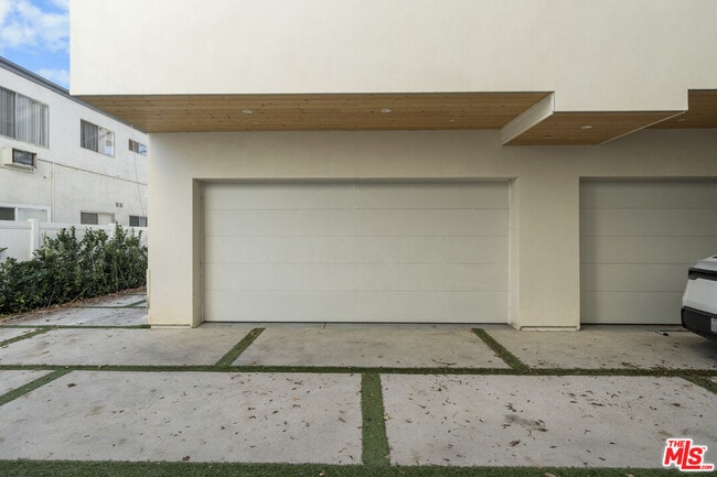 Building Photo - 10845 1/2 Morrison St