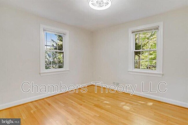 Building Photo - 530 N Nelson St