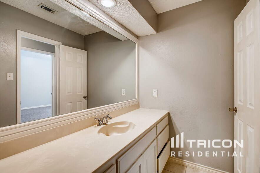 Building Photo - 5705 Teal Ridge Dr