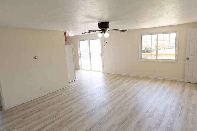 Building Photo - 988 Delwood Rd