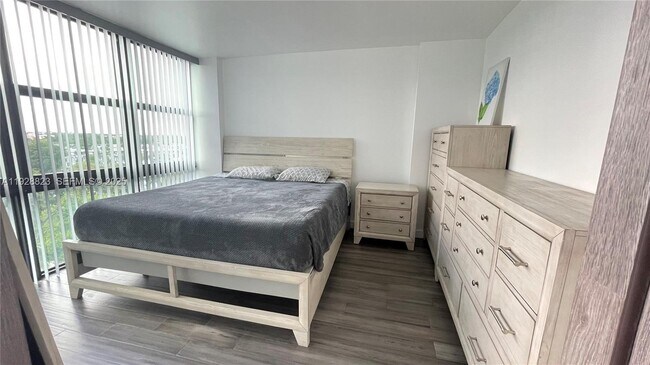 Building Photo - 800 Parkview Dr