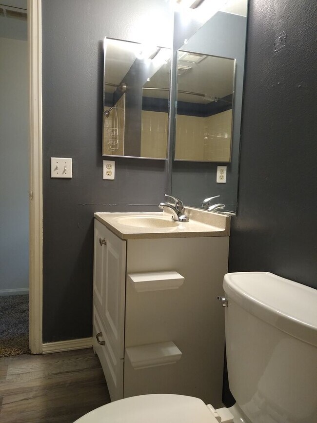 Building Photo - Awesome 2 Bedroom 2 Bath Condo w/ Garage P...