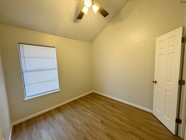 Building Photo - 4505 Mistletoe Dr