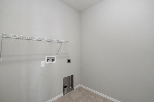Building Photo - Modern 3 Bed / 2 Bath Home