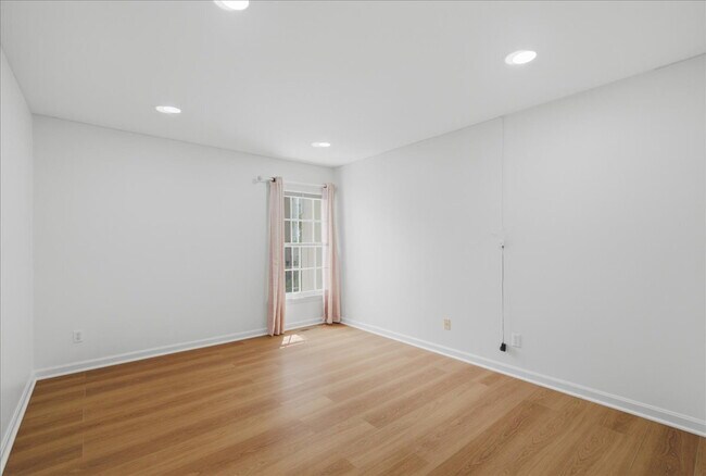 Building Photo - Elegant Corner-Lot Home with Spacious Living in Great Oak