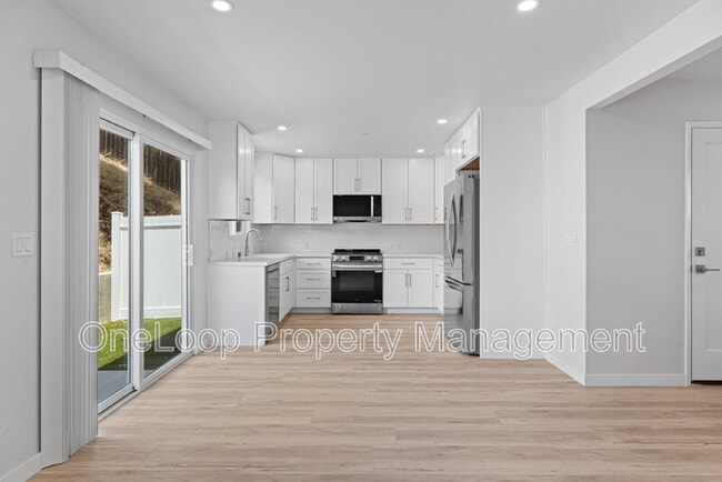Building Photo - 6256 E Lake Dr