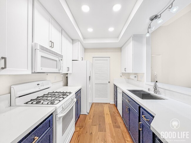 Building Photo - Beautiful Updated 2 Bed 2.5 Bath Condo in ...