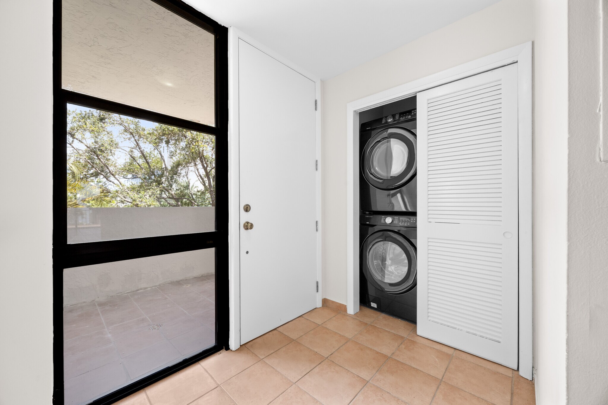 Building Photo - 1632 S Bayshore Ct
