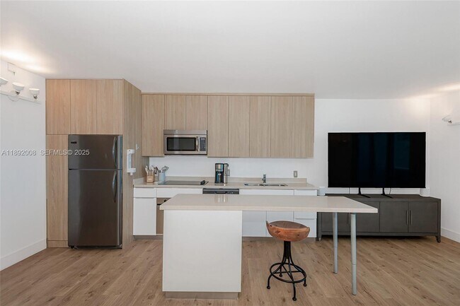 Building Photo - 2301 Collins Ave