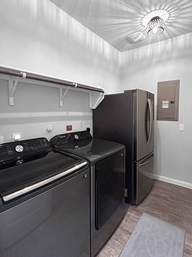 Building Photo - Contemporary 3-Bedroom Near Randolph AFB
