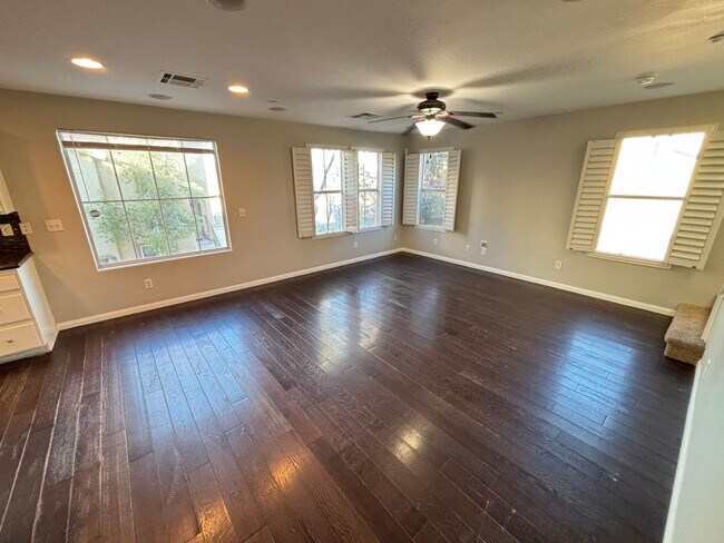 Building Photo - Beautiful Trilevel 3 Bed/3bath/2 car home located in Northwest Las Vegas --Enjoy Rent-Free Holidays!