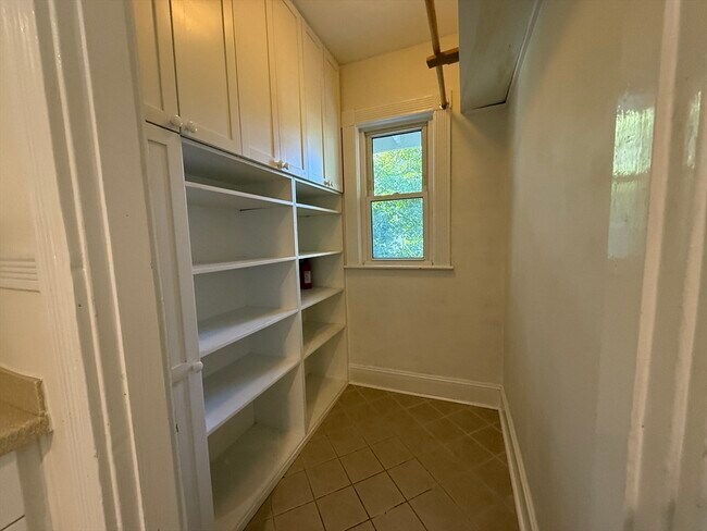 Building Photo - 10 Grovenor Rd