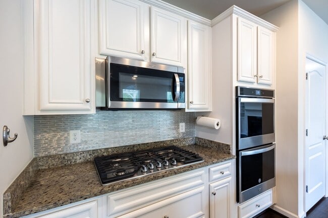 Building Photo - Beautiful 4 BR/3.5 BA Single-Family Home i...