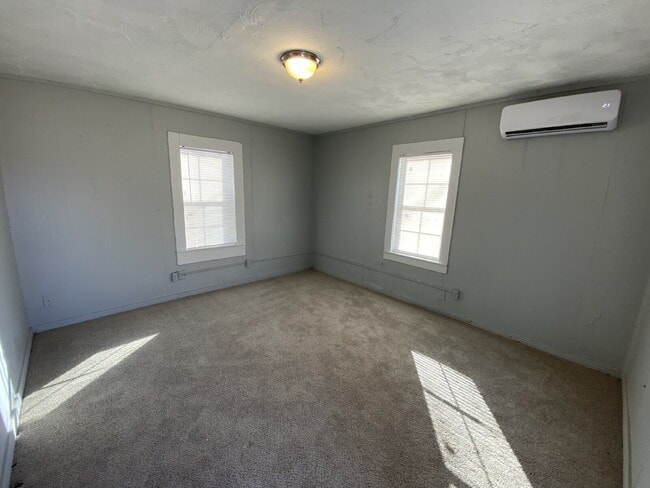 Building Photo - Spacious 1 Bedroom Property