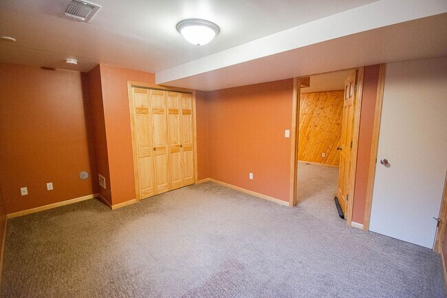 Building Photo - Ranch-style home with great fenced yard & patio!