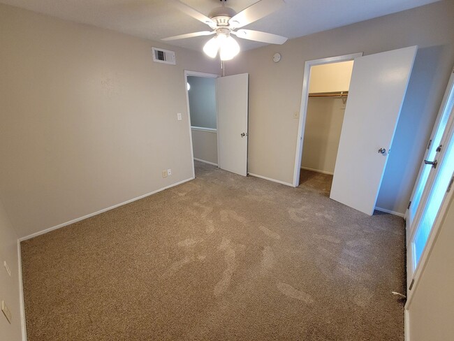 Building Photo - College Station - 2 bed/1.5 bath end unit ...