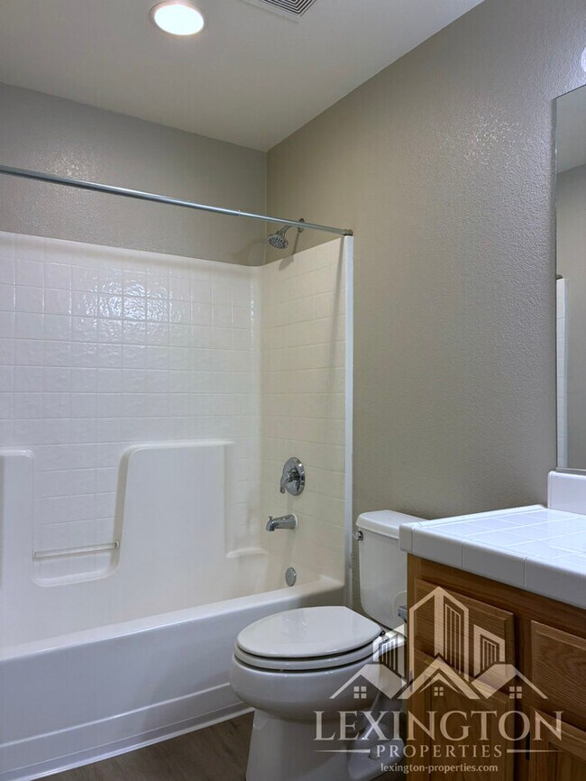 Building Photo - Updated 3 Bedroom, 2 Bathroom, Single-Story Home in Antelope!