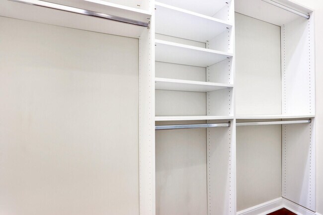 Building Photo - 1904 Flower Dr