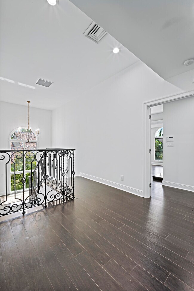 Building Photo - 1238 Vista Del Mar Dr N