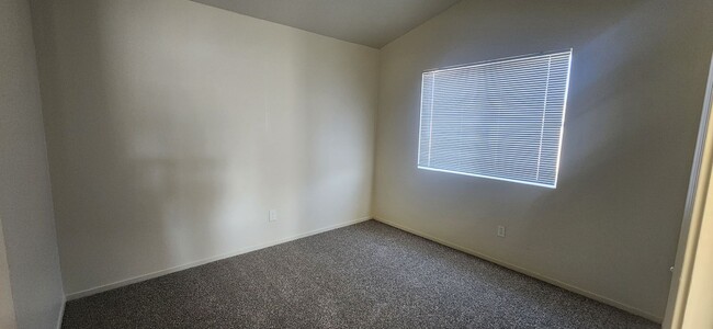 Building Photo - 4 Bedroom Home in Elk Grove