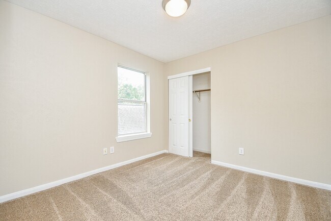 Building Photo - 215 Windrift Ct