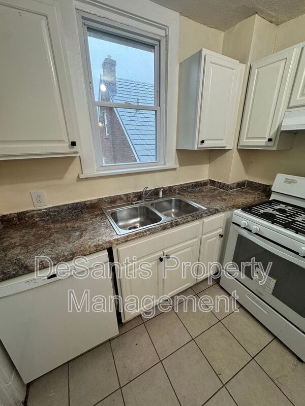 Building Photo - 2450 Starkamp St