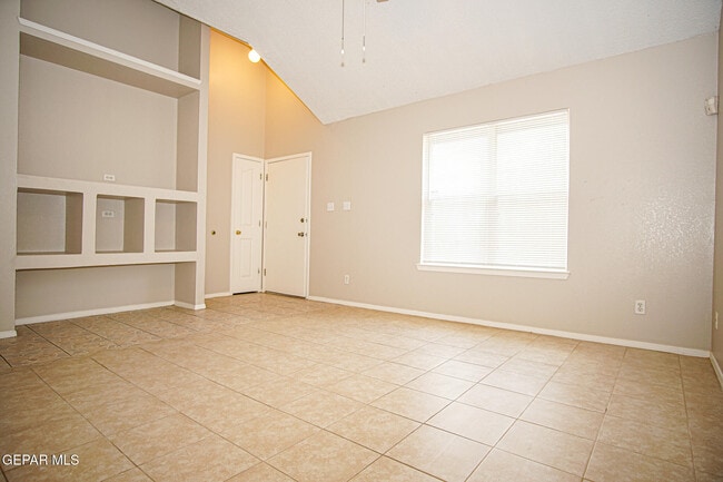 Building Photo - 13944 Roslyn Dr