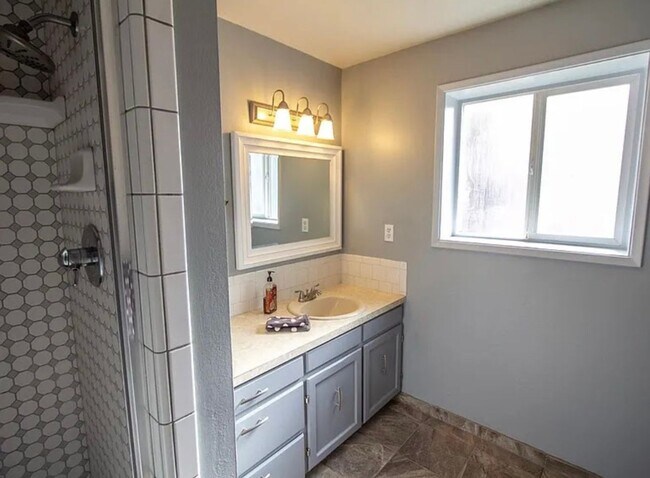 Building Photo - Spacious 4 Bed / 3 Bath Home – Great for Roommates!