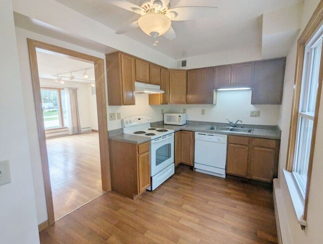 Building Photo - 2-bed 1-bath Apartment