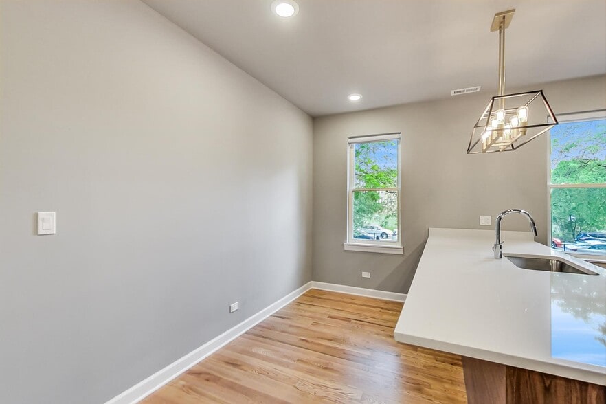 Building Photo - 6204 S Kimbark Ave