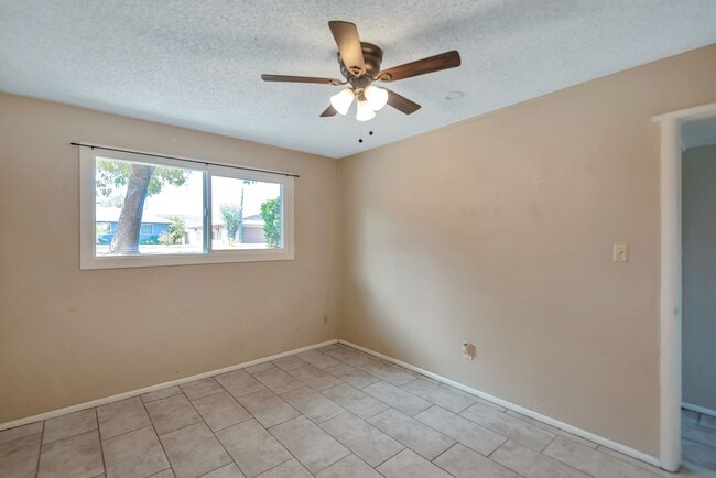 Building Photo - Amazing Tri-Level home close to ASU.  Pool and 2 Car Garage