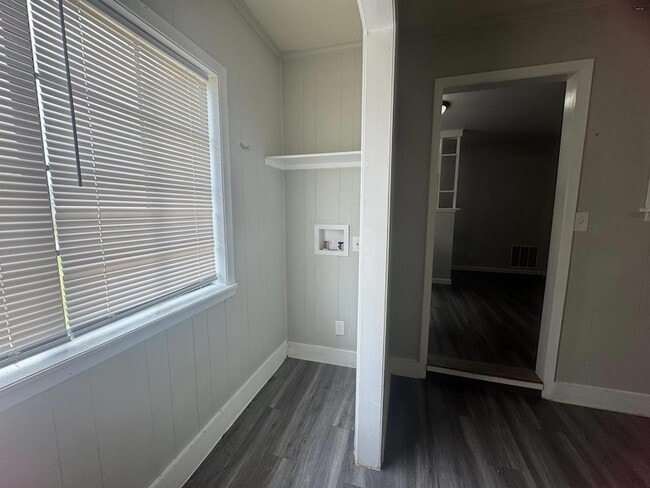 Building Photo - 204 W Garden Dr
