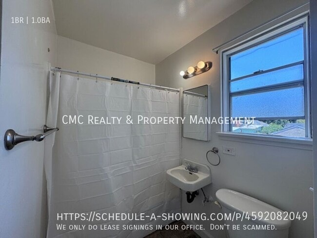 Building Photo - 4841 1/2 Clark Ave-
