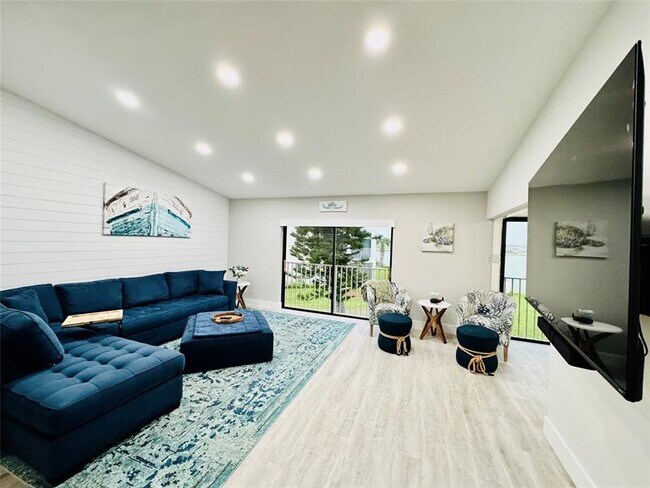 Building Photo - 3216 S Lakeview Cir