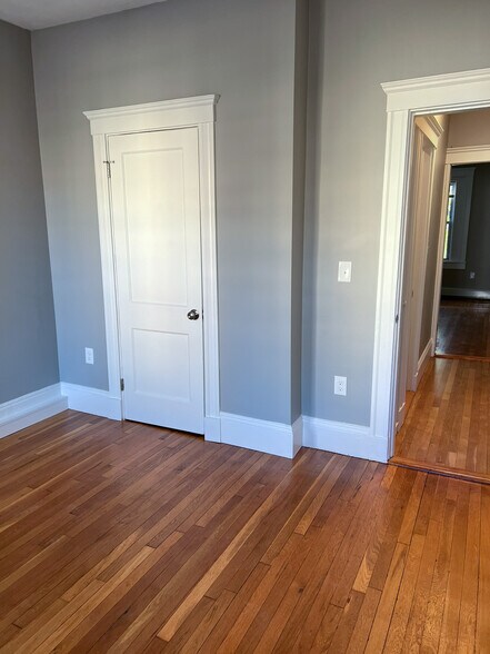 Building Photo - 142 Sutherland Rd