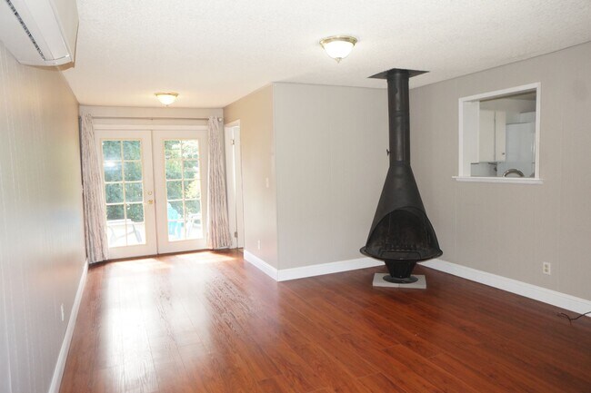 Building Photo - SW Portland 3 bedroom 2 bathroom Ranch